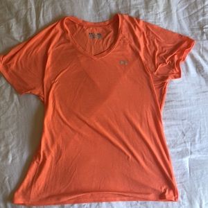 UNDER ARMOR Workout Top